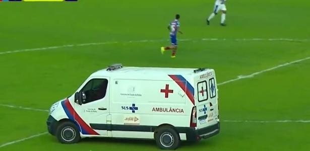  Ambulância invade o campo durante jogo do Bahia pelo Estadual; veja – UOL Esporte