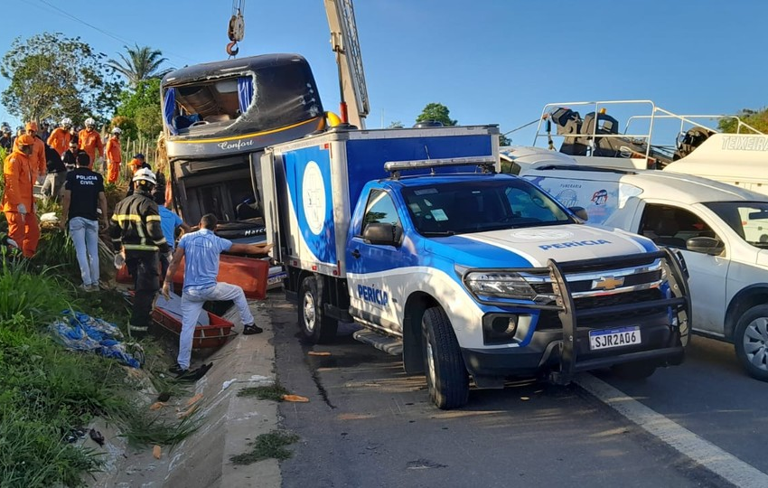  Organizadora de viagem de ônibus do RJ que tombou na Bahia está sedada e ainda não sabe da gravidade do acidente – G1
