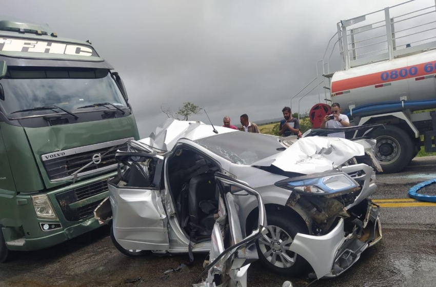  Duas pessoas ficam feridas após engavetamento entre carro e duas carretas na Bahia; veículo ficou destruído com impacto – G1