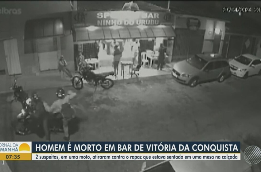  Homem é morto a tiros na frente de bar em no sudoeste da Bahia; suspeitos chegaram em moto e fugiram após crime – G1