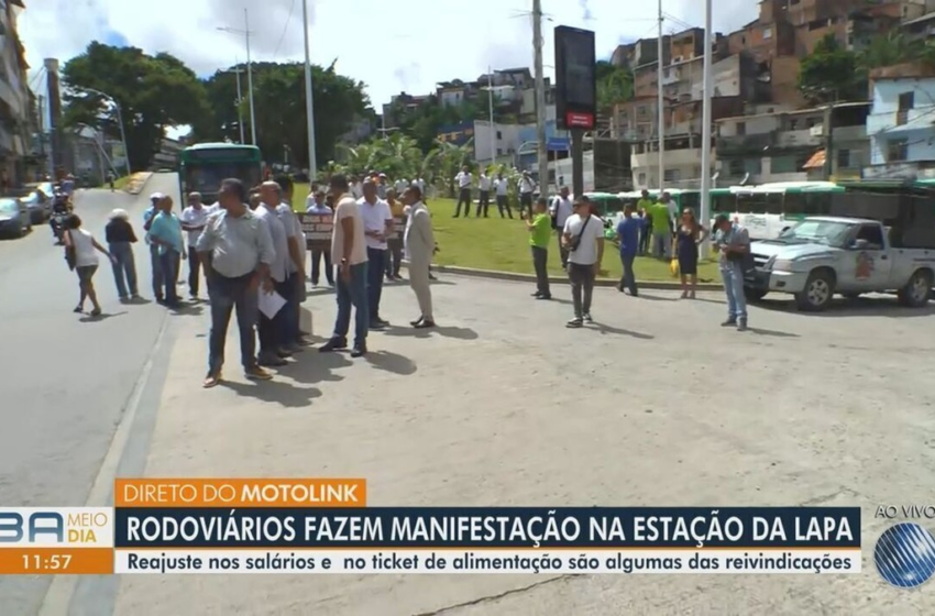  Rodoviários bloqueiam entrada da estação de ônibus mais movimentada de Salvador e passageiros reclamam: 'falta de respeito' – G1