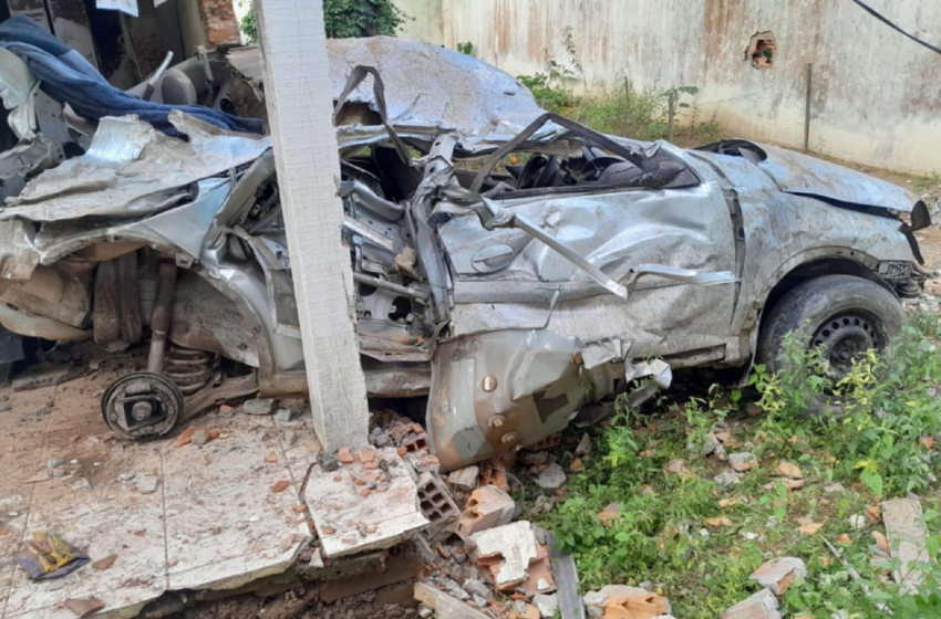  Três pessoas morrem e duas ficam feridas após carro bater em muro no interior da Bahia – G1