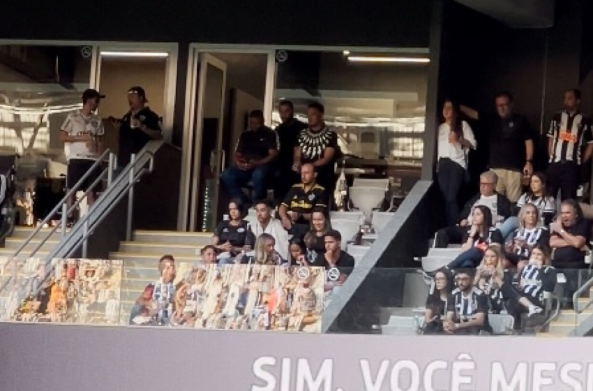  Jogador da Premier League assiste a jogo do Atlético contra o Bahia na Arena MRV – Itatiaia